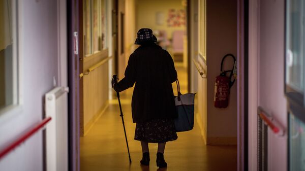 Пожилая женщина идет по коридору в больнице. Архивное фото - Sputnik Кыргызстан
