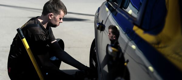 Человек меняет колесо. Архивное фото - Sputnik Кыргызстан