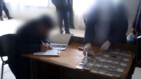 В Оше задержали судоисполнителя со взяткой 50 тыс сомов — видео от МВД - Sputnik Кыргызстан