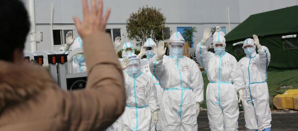 Медицинский персонал прощается с пациентом, который выписывается из больницы в Ухане. Архивное фото - Sputnik Кыргызстан