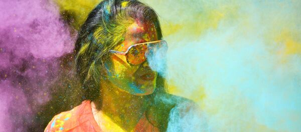 Участница фестиваля красок Холи. Архивное фото - Sputnik Кыргызстан