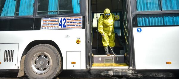 Мэриянын кызматкерлери коомдук транспортту дезинфекциялоо учурунда. Архив - Sputnik Кыргызстан