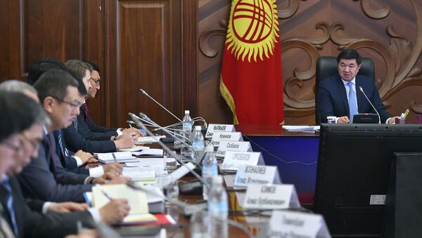 Премьер-министр Мухаммедкалый Абылгазиев на совещании по обсуждению работы двух Республиканских штабов, направленных на минимизацию влияния последствий от распространения коронавирусной инфекции - Sputnik Кыргызстан
