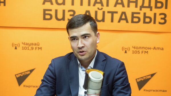 Мамлекеттик каттоо кызматынын (МКК) кыймылдуу мүлктү каттоо бөлүмүнүн башчысы Бахтияр Кучумкулов - Sputnik Кыргызстан