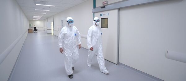 Сотрудники медицинского стационара на территории больничного комплекса. Архивное фото - Sputnik Кыргызстан