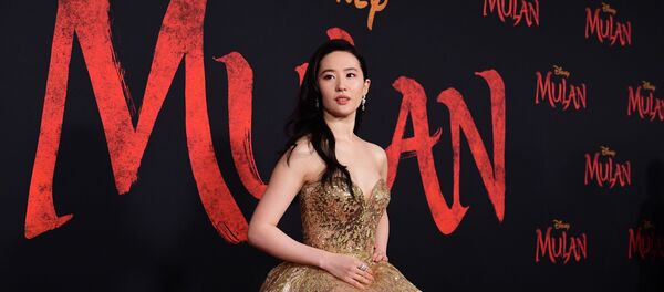 Актриса Лю Ифэй на мировой премьере фильма Мулан в театре Долби в Голливуде. 9 марта 2020 года Актриса Лю Ифэй на мировой премьере фильма Мулан в театре Долби в Голливуде. 9 марта 2020 года - Sputnik Кыргызстан