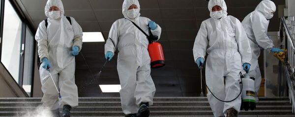 Рабочие, носящие защитное снаряжение по случаю коронавируса - Sputnik Кыргызстан