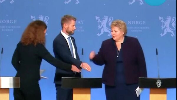 В конфуз с рукопожатием на фоне коронавируса попал премьер Норвегии. Видео - Sputnik Кыргызстан
