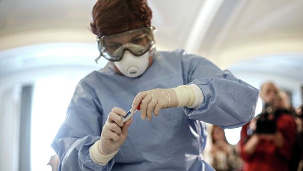 Медицинский работник берет пробы на коронавирус - Sputnik Кыргызстан