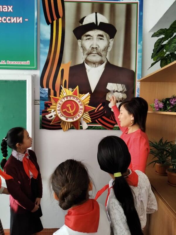 75 дней до Великой Победы — фото акции школьников в Токмоке - Sputnik Кыргызстан