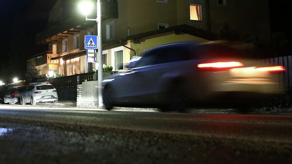 Автомобиль едет по трассе в ночное время. Архивное фото - Sputnik Кыргызстан