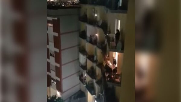 Люди поют с балконов, сидя на карантине — добрый флешмоб в Италии. Видео - Sputnik Кыргызстан