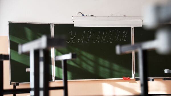 Надпись Карантин на доске в школе. Архивное фото - Sputnik Кыргызстан
