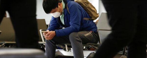 Пассажир в медицинской маске в аэропорту. Архивное фото - Sputnik Кыргызстан