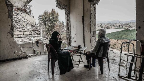 Сирийская пара пьет кофе в своем разрушенном доме - Sputnik Кыргызстан