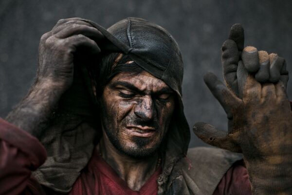 Снимок Coal miner фотографа Davide Preti, ставший финалистом в категории Emerging Talent конкурса The Independent Photographer 2020 - Sputnik Кыргызстан
