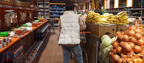 Бишкектеги супермаркеттердин биринде азык-түлүк товарларды сатуу. Архив - Sputnik Кыргызстан