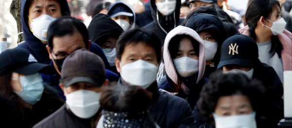 Люди стоят в очереди за медицинскими масками. Архивное фото Люди стоят в очереди за медицинскими масками. Архивное фото - Sputnik Кыргызстан