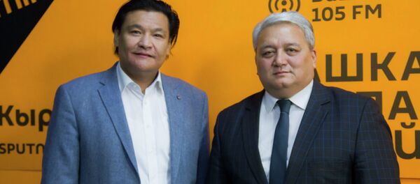 Cоветник премьер-министра Кубат Рахимов и заведующий кафедрой Экономика и управление МУК, доктор экономических наук, профессор Толонбек Абдыров Cоветник премьер-министра Кубат Рахимов и заведующий кафедрой Экономика и управление МУК, доктор экономических наук, профессор Толонбек Абдыров - Sputnik Кыргызстан