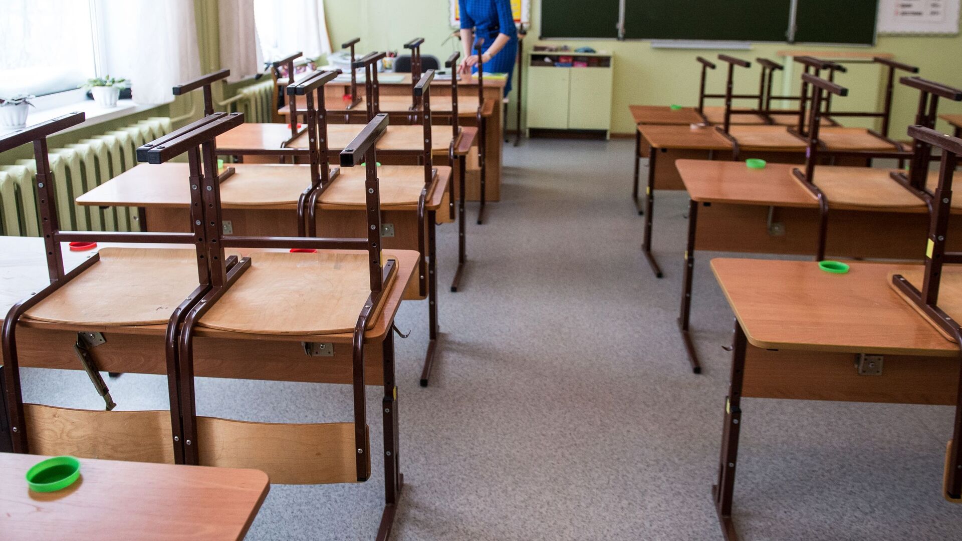 Школьная учительница в пустом классе. Архивное фото - Sputnik Кыргызстан, 1920, 13.12.2022