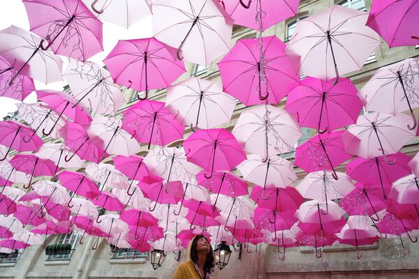 Инсталляция португальской художницы Патрисии Кунья Umbrella Sky Project - Sputnik Кыргызстан