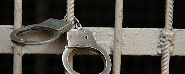 Решеткадагы наручниктер. Иллюстративдик сүрөт - Sputnik Кыргызстан