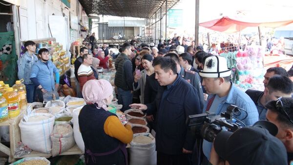 Мэр Оша Таалайбек Сарыбашов ознакомился ситуациаями на продовольственные товары на рынку - Sputnik Кыргызстан