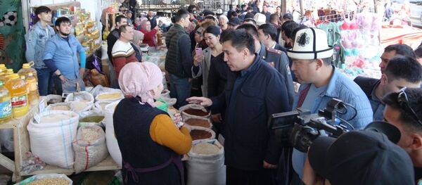 Мэр Оша Таалайбек Сарыбашов ознакомился ситуациаями на продовольственные товары на рынку - Sputnik Кыргызстан