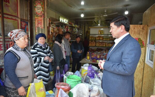 Глава кабмина Мухаммедкалый Абылгазиев посетил столичные рынки и гипермаркеты, ознакомился с ассортиментом товаров, пообщался с продавцами и покупателями. - Sputnik Кыргызстан