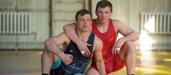 Борцы греко-римского стиля братья Руслан и Роман Царевы - Sputnik Кыргызстан