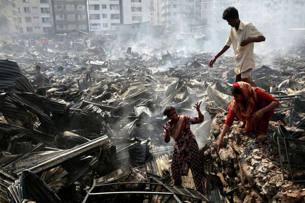 Пожар  в трущобах в столице Бангладеш Дакке - Sputnik Кыргызстан