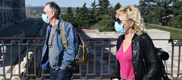 Эркек киши менен аял медициналык маскачан - Sputnik Кыргызстан