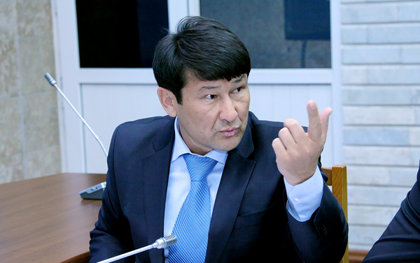 Полномочный представитель президента в парламенте Анарбек Калматов - Sputnik Кыргызстан