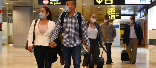 Пассажиры в защитных масках в международном аэропорту. Архивное фото - Sputnik Кыргызстан