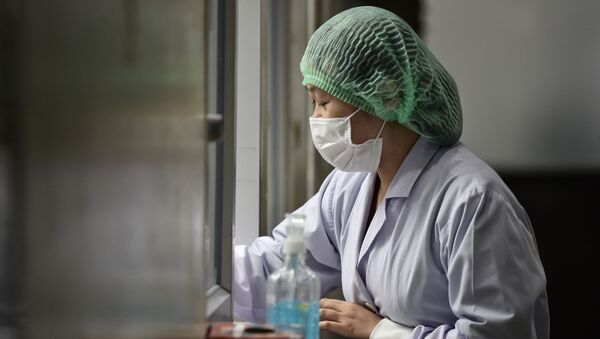 Сотрудник лаборатории проводит анализ на коронавирус - Sputnik Кыргызстан