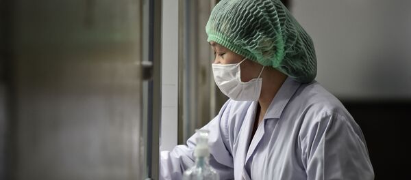 Лабораториянын кызматкери коронавируска анализ жүргүзүп жатат. Архив Лабораториянын кызматкери коронавируска анализ жүргүзүп жатат. Архив - Sputnik Кыргызстан