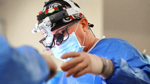 Хирург во время операции. Архивное фото - Sputnik Кыргызстан