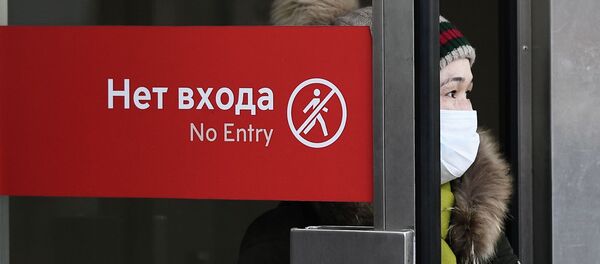 Москва шаарында метродон чыгып жаткан кыз - Sputnik Кыргызстан