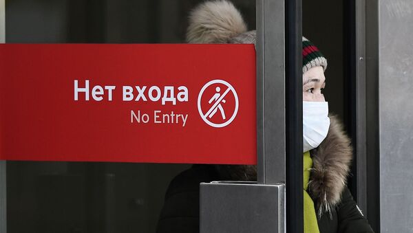 Женщина выходит из метро в Москве - Sputnik Кыргызстан
