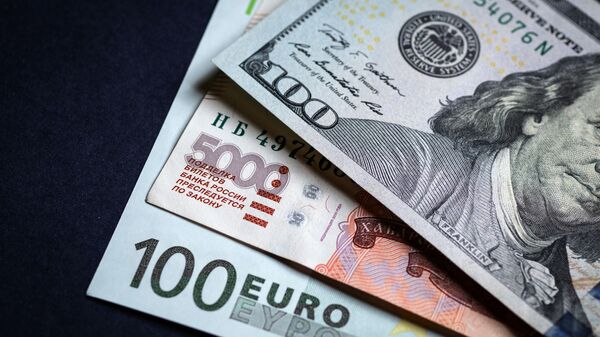 Купюры долларов США, рублей и евро. Архивное фото  - Sputnik Кыргызстан