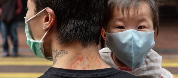 Медициналык бет кап менен кыз атасы менен. Архив - Sputnik Кыргызстан