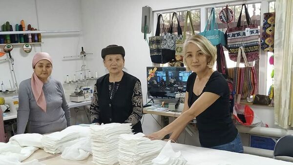 Онкопациентки шьют и продают маски в Бишкеке - Sputnik Кыргызстан