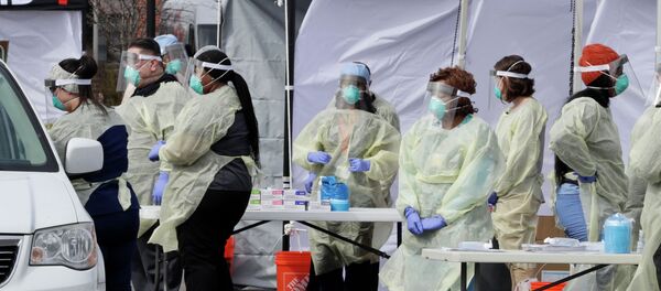 Медицинские работники проводят обследование пациентов на наличие коронавируса. Архивное фото - Sputnik Кыргызстан