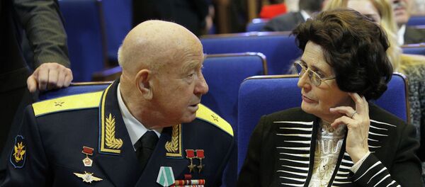 Вдова Юрия Гагарина Валентина в Государственном Кремлевском дворце на праздничном концерте. Архивное фото Вдова Юрия Гагарина Валентина в Государственном Кремлевском дворце на праздничном концерте. Архивное фото - Sputnik Кыргызстан