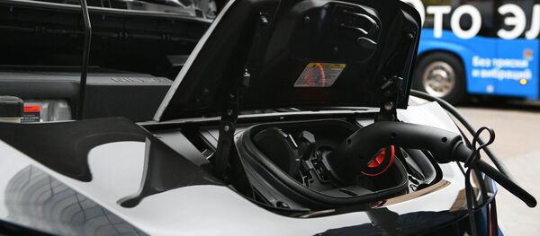 Электромобиль в процессе зарядки - Sputnik Кыргызстан