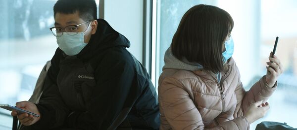 Пассажиры в медицинских масках в аэропорту. Архивное фото - Sputnik Кыргызстан