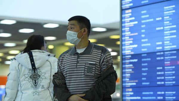 Пассажиры у электронного информационного табло в аэропорту - Sputnik Кыргызстан