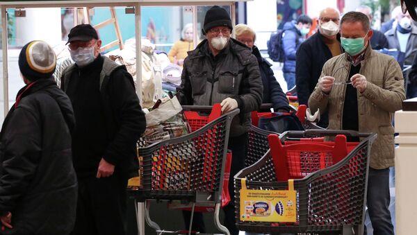 Покупатели стоят возле супермаркета по случаю коронавируса - Sputnik Кыргызстан