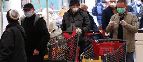 Покупатели стоят возле супермаркета по случаю коронавируса - Sputnik Кыргызстан