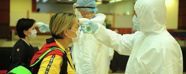 Проверка медицинской службой пассажиров в аэропорту Манас Проверка медицинской службой пассажиров в аэропорту Манас - Sputnik Кыргызстан